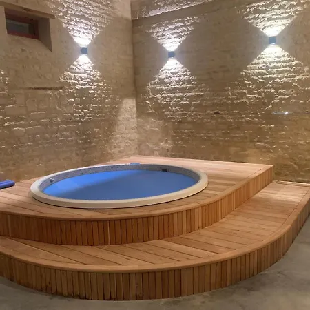 Dom wakacyjny Manor In Normandy With And Pool, Cleaning Included